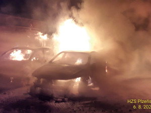 Ze tří osobních automobilů zbyla po nočním požáru jen ohořelá torza. Nelze vyloučit útok žháře