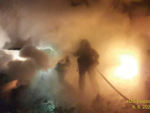 Ze tří osobních automobilů zbyla po nočním požáru jen ohořelá torza. Nelze vyloučit útok žháře