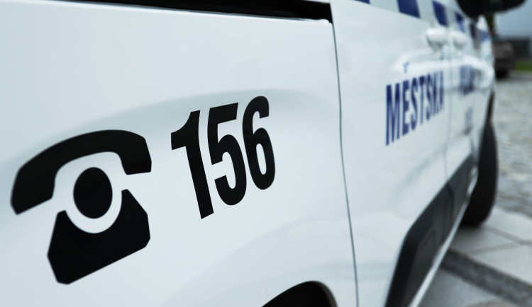 Senior uvízl ve vaně. Před koupáním si sundal bezpečnostní náramek