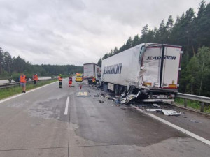 Nehoda dvou kamionů zastavila provoz na dálnici D5 ve směru na Německo