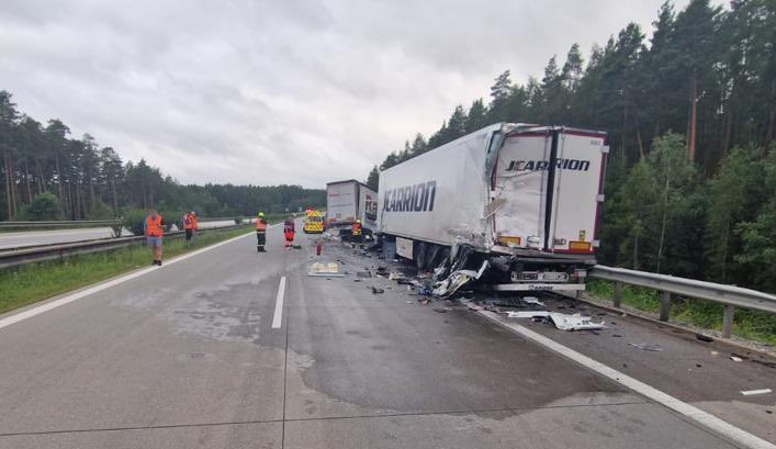 Nehoda dvou kamionů zastavila provoz na dálnici D5 ve směru na Německo