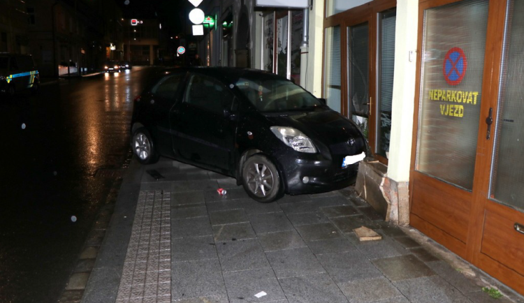 Rozzuřený Rom se po hádce s jiným mužem rozhodl, že ho přejede autem, hrozí mu až 12 let ve vězení