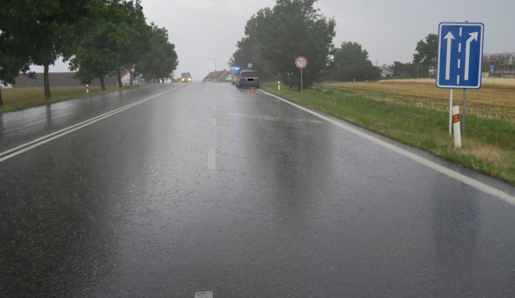 Řidič způsobil nehodu šesti aut, když předjížděl přes dvojitou plnou čáru