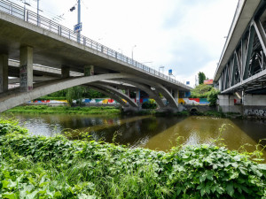 Rozsáhlá oprava extrémně vytíženého mostu v Plzni se přehoupla do druhé poloviny a uzavře směr na Bory