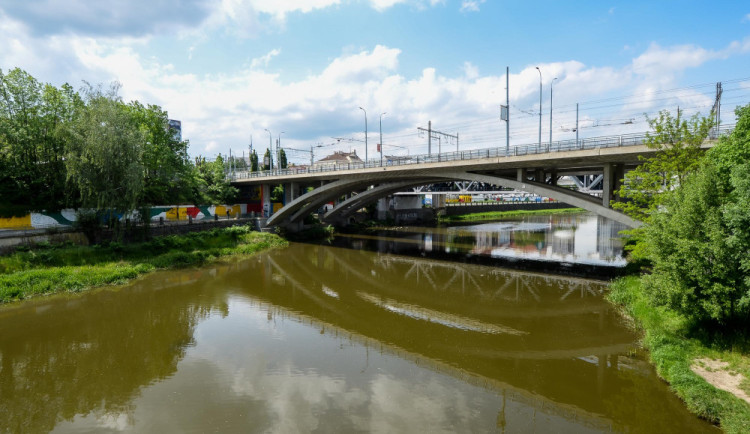 Rozsáhlá oprava extrémně vytíženého mostu v Plzni se přehoupla do druhé poloviny a uzavře směr na Bory