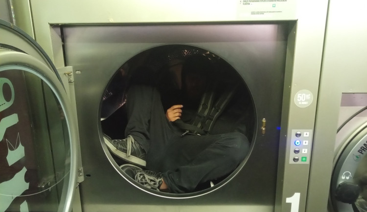 Bezdomovec si ustlal v sušičce na prádlo. Z dřímoty jej probudili strážníci zaťukáním na skleněná dvířka