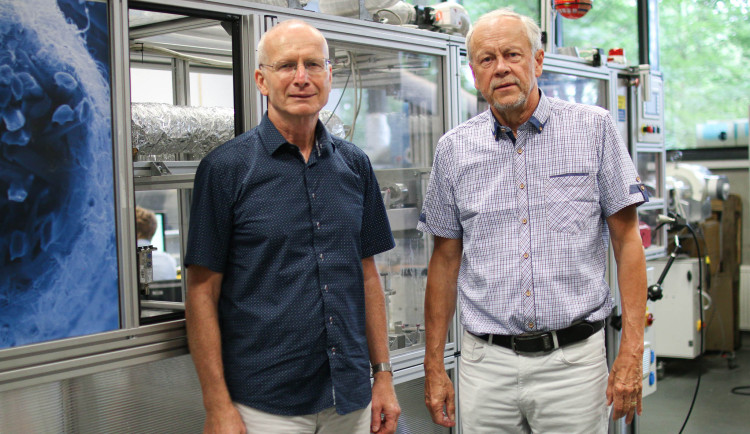 Tým z univerzity představil světu unikátní linku na výrobu nanovlákenné příze. Zájem mají firmy Adidas či Nike