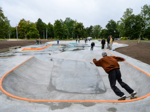 Mladým sportovcům slouží nový skatepark s unikátními prvky, město za něj dalo 13,5 milionu