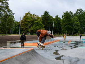 Mladým sportovcům slouží nový skatepark s unikátními prvky, město za něj dalo 13,5 milionu korun