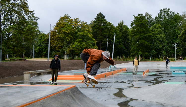 Mladým sportovcům slouží nový skatepark s unikátními prvky, město za něj dalo 13,5 milionu