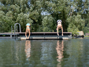 Jezírko Škodaland je po vyčištění bez vodních parazitů, kvalita vody je nyní dobrá a vhodná ke koupání