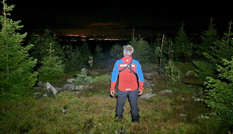Ztraceného autistu našli horští záchranáři během noci, mladík se k nim rozeběhl a chytil je za ruku