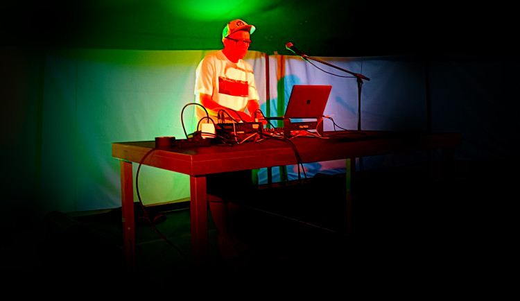 Režisér a herec Filip Homola vydává album a přichází s novou identitou