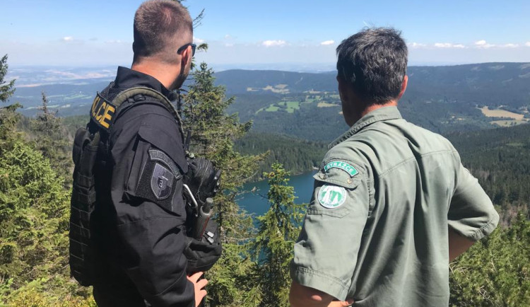 Jedna Šumava, ale dvoje pravidla. V Bavorsku například tolerují alkohol u cyklistů a přilby jen doporučují