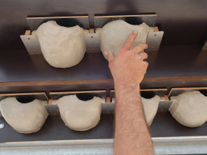 Jiřičky si oblíbily umělá hnízda u kravína, ochránci zvířat jim tam proto nainstalovali další řadovku