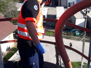 Muže zasypal cement uvnitř sila. Hrozila mu děsivá smrt v sevření sypké hmoty