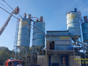 Muže zasypal cement uvnitř sila. Hrozila mu děsivá smrt v sevření sypké hmoty