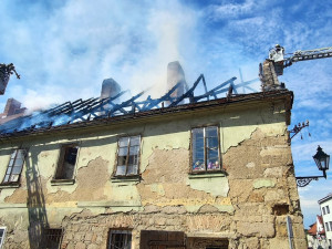 Dva hasiči se zranili při velkém požáru historického domu v centru Plzně. Plameny objekt zcela zničily