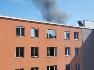 Dým z požáru sledovali lidé z mnoha míst v Plzni