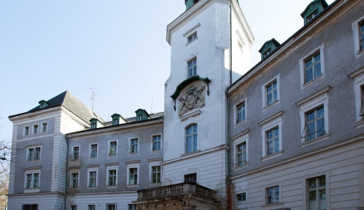 Z chátrajícího zámku v Chodové Plané bude za 175 milionů domov pro seniory se 107 lůžky