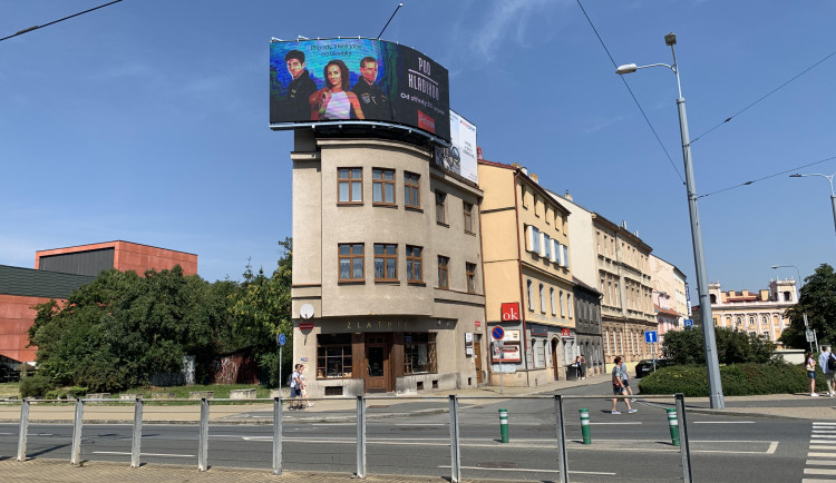 Ohyzdnost, říkají lidé k obří reklamní obrazovce v centru města