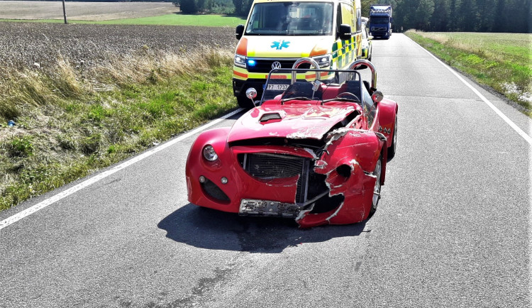 Kabriolet značky Kaipan smetla při odbočování řidička osobáku. Při nehodě se zranili tři lidé