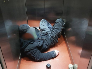 Alkoholem zmožený muž se nedokázal dopotácet domů a usnul u výtahu, přivolané strážníky napadl