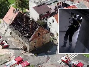 VIDEO: Stropem se propadli dva hasiči při požáru historického domu, oheň napáchal škody za miliony