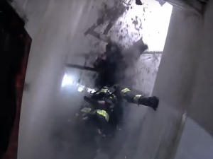 VIDEO: Stropem se propadli dva hasiči při požáru historického domu, oheň napáchal škody za miliony