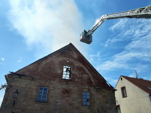 VIDEO: Stropem se propadli dva hasiči při požáru historického domu, oheň napáchal škody za miliony