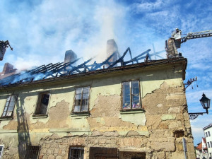 VIDEO: Stropem se propadli dva hasiči při požáru historického domu, oheň napáchal škody za miliony