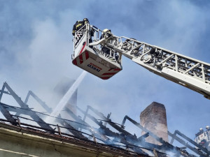 VIDEO: Stropem se propadli dva hasiči při požáru historického domu, oheň napáchal škody za miliony