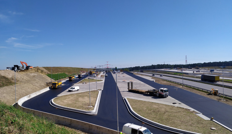 FOTO: Odpočívku na D3 otevřou v září. Jak vypadá její výstavba?