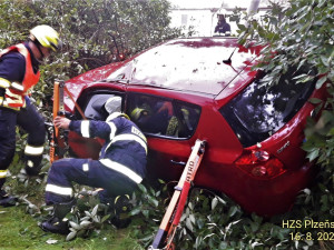 Auto vyletělo v zatáčce ze silnice, narazilo do sloupu a skončilo v husté vegetaci. Řidička je v kritickém stavu