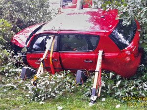 Auto vyletělo v zatáčce ze silnice, narazilo do sloupu a skončilo v husté vegetaci. Řidička je v kritickém stavu