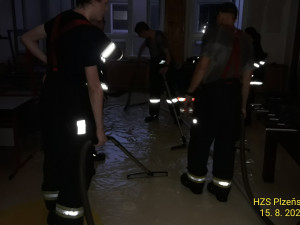 Bouřka vytopila základní školu, kde probíhala rekonstrukce. Voda se prohnala třemi patry i tělocvičnou