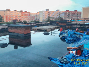 Bouřka vytopila základní školu, kde probíhala rekonstrukce. Voda se prohnala třemi patry i tělocvičnou