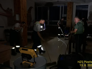 Bouřka vytopila základní školu, kde probíhala rekonstrukce. Voda se prohnala třemi patry i tělocvičnou