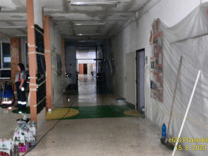 Bouřka vytopila základní školu, kde probíhala rekonstrukce. Voda se prohnala třemi patry i tělocvičnou