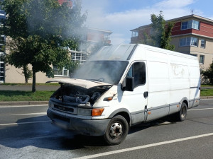 Řidič zděšeně vyběhl na rušné křižovatce z auta, dodávku vzápětí pohltily plameny