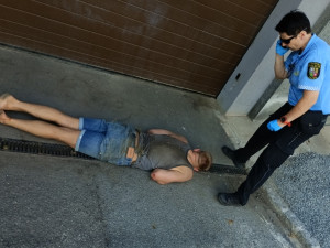 Opilý muž se špinavýma nohama nehybně ležel na ulici, další násoska nadýchal pět promile