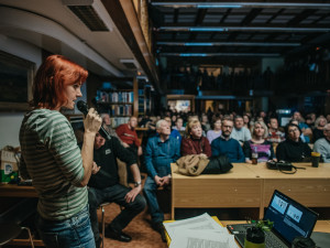 Během přednášek dvojice kriminalistů je sál vědecké knihovny nabitý k prasknutí