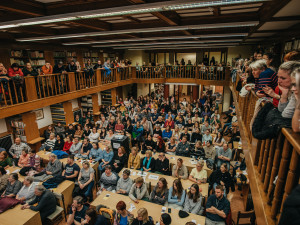 Během přednášek dvojice kriminalistů je sál vědecké knihovny nabitý k prasknutí