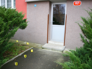 Před tímto domem se stal strašlivý útok kyselinou