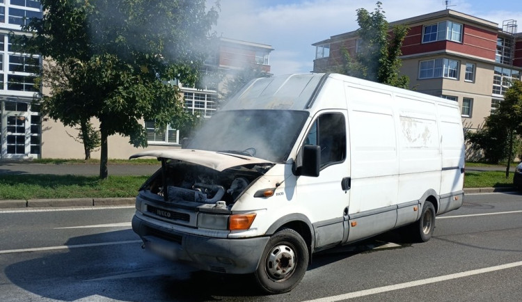 Řidič zděšeně vyběhl uprostřed rušné křižovatky z auta, dodávku vzápětí pohltily plameny