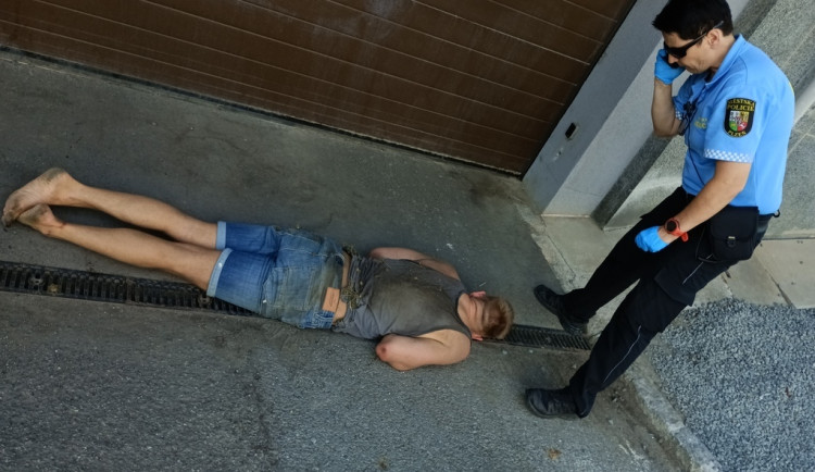 Opilý muž se špinavýma nohama nehybně ležel na ulici, další násoska nadýchal pět promile