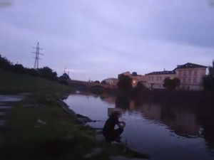 Přistižený pytlák s nahozenou saturnou do vody tvrdil strážníkům, že ryby v řece pouze krmil