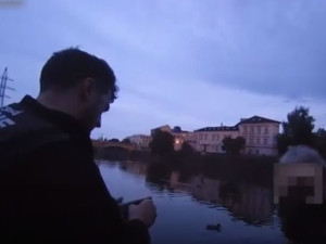 Přistižený pytlák s nahozenou saturnou do vody tvrdil strážníkům, že ryby v řece pouze krmil