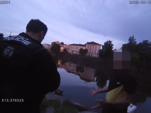 Přistižený pytlák s nahozenou saturnou do vody tvrdil strážníkům, že ryby v řece pouze krmil