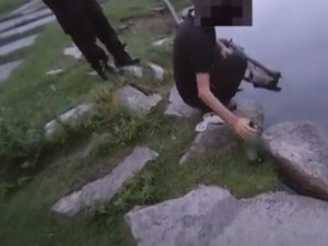 Přistižený pytlák s nahozenou saturnou do vody tvrdil strážníkům, že ryby v řece pouze krmil